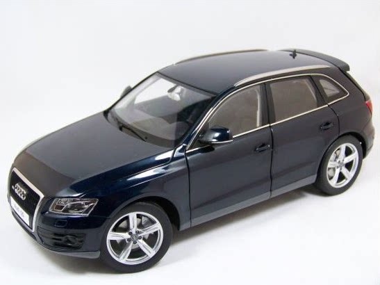 Imported original 1:18 Audi Q5 Audi Q5 2 0T SUV off-road vehicle blue car model collection