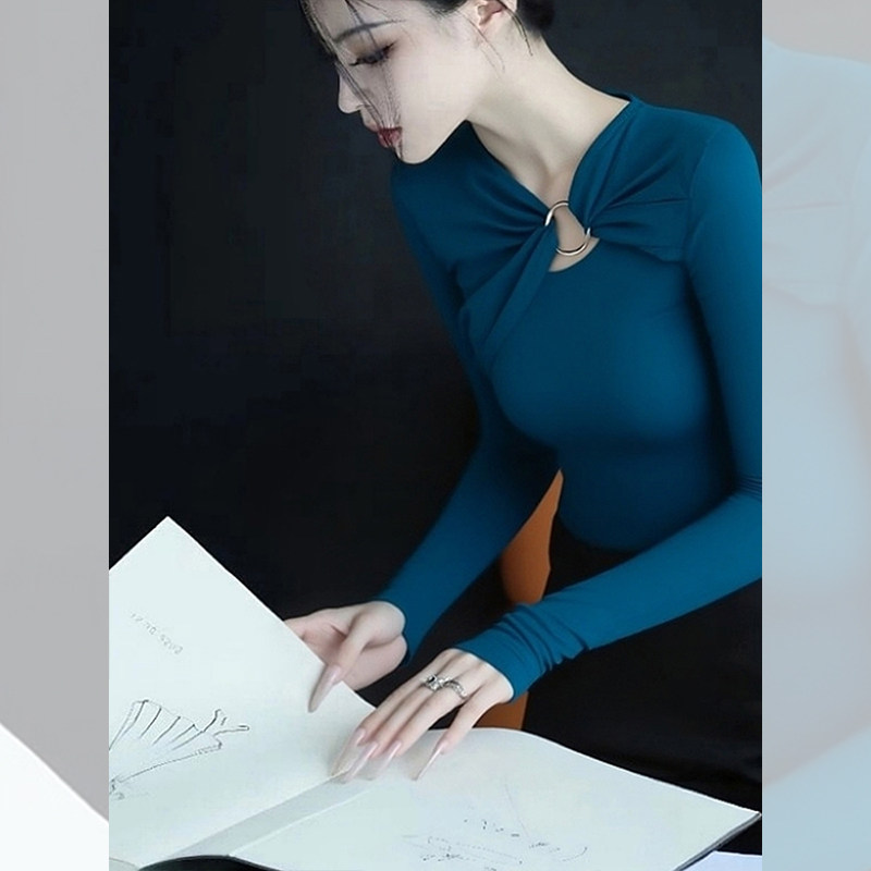 穿蓝色上衣要搭配什么颜色最时髦？2025秋季流行趋势解读