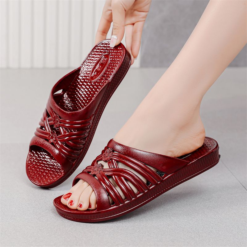 Middle-Aged and Elderly Mothers and Grandmothers' Oil-Resistant Slippers with Non-Slip Soles, Flat and Comfortable for Outdoor Wear and Bathing, Trendy Slippers for Elderly Women
