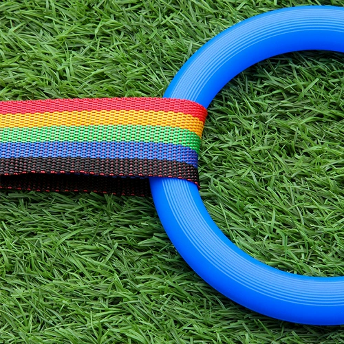 Целая очередь детского сада для тяги веревки детей на улице из рук, вытяните ручку, кольцо, доверенный ребенок и потерял артефакт доставки