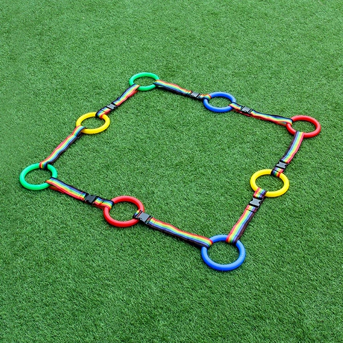 Целая очередь детского сада для тяги веревки детей на улице из рук, вытяните ручку, кольцо, доверенный ребенок и потерял артефакт доставки