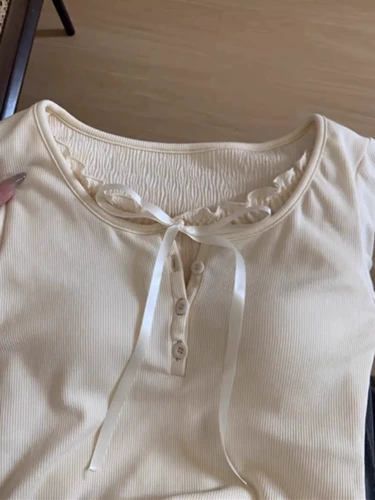 Женская белая нижняя рубашка из двух частей, весна 2025, новый осенне-зимний шикарный и красивый облегающий топ с красивым дизайном