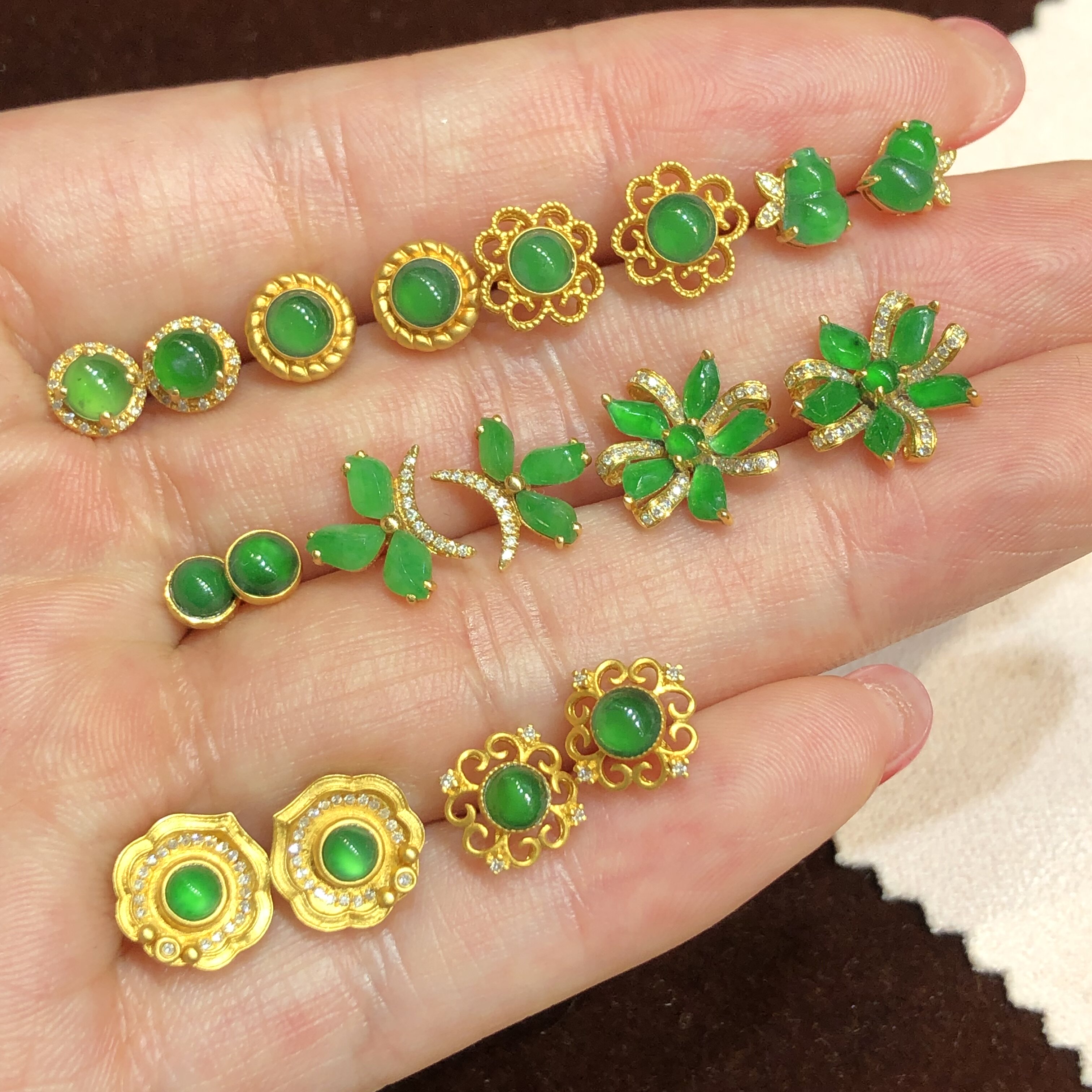 伟德国际翡翠耳钉耳饰：图片大全、佩戴教程与时尚评价