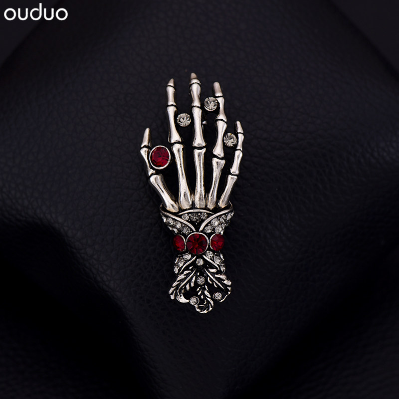 Retro high-end men's brooch, fashionable punk corsage, unique Instagram trendy hip-hop skull hand badge pin.