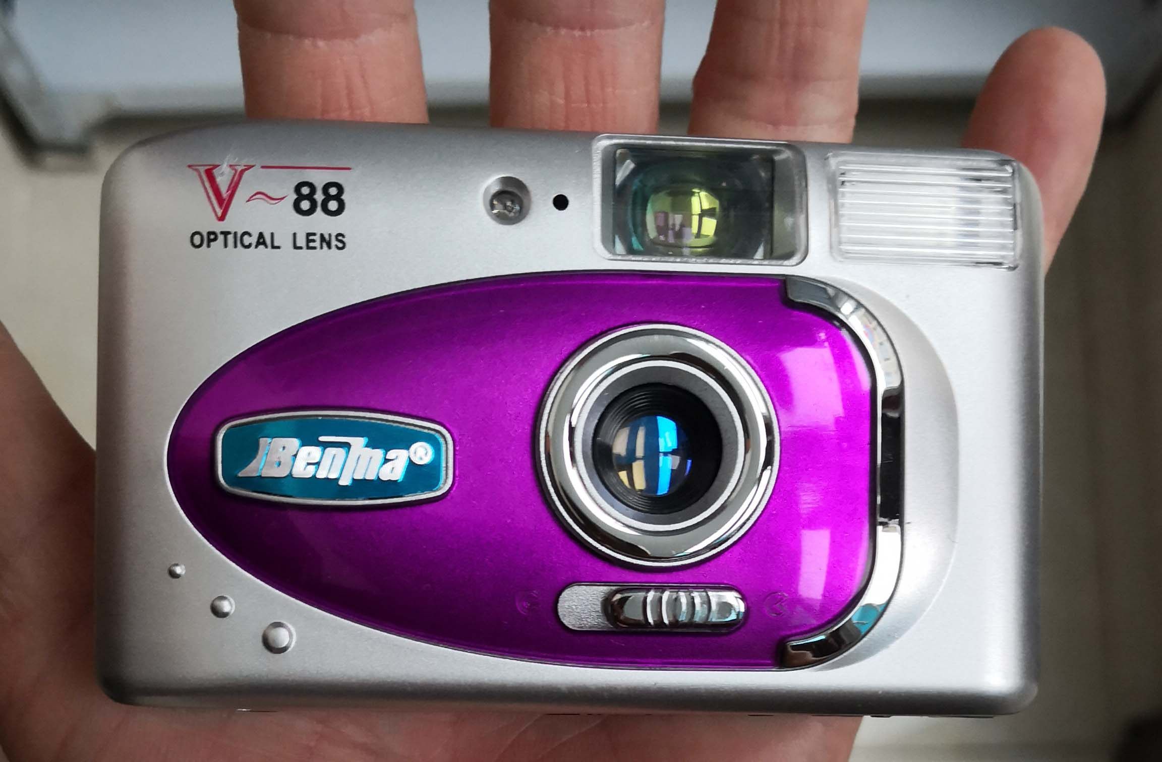 1990's new V-88 small automatic 135 point-and-shoot camera 135 roll camera nostalgic collection display