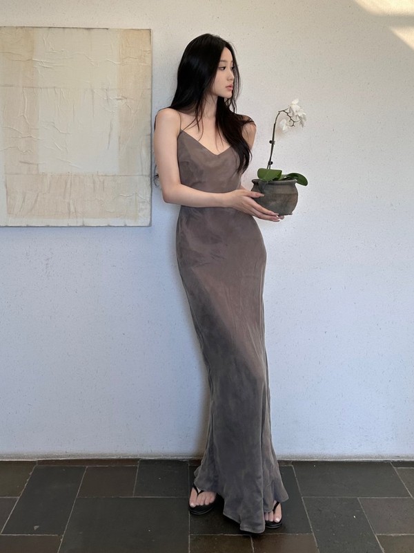 5Werkwen2024 Summer Slim-Fitting Figure-Flattering Sexy V-Neck Backless Cupro Silk Slip Dress with Ankle-Length Skirt