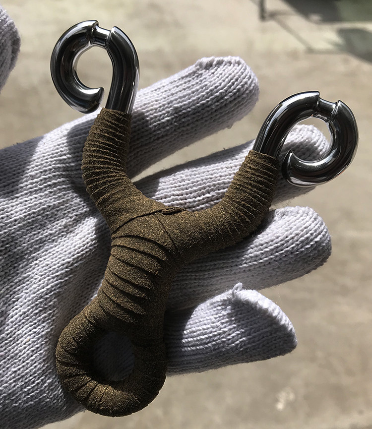 A leopard cold bending slingshot traditional small S Fox antelope titanium alloy hand-made straight plate recurved outdoor flat leather bow