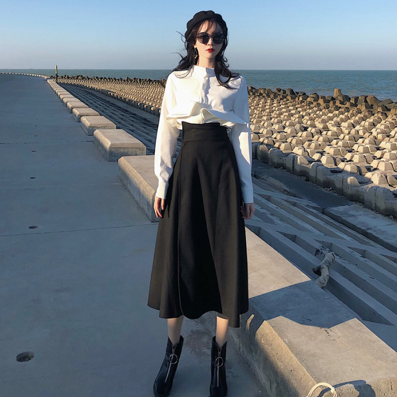 In early autumn 2022, a new cool style and temperament of wind retro soft mesh red two piece dress female