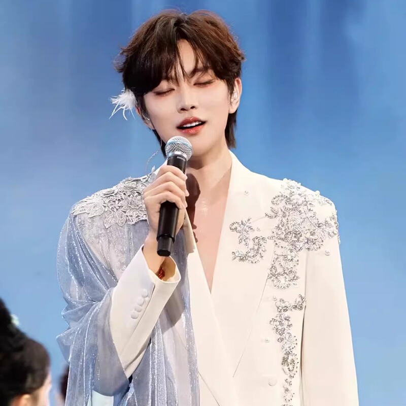 Wang Jingxuan Celebrity-Style White Suit with Heavy Embroidery, High-End Stage Performance Padded Shoulder Suit Set
