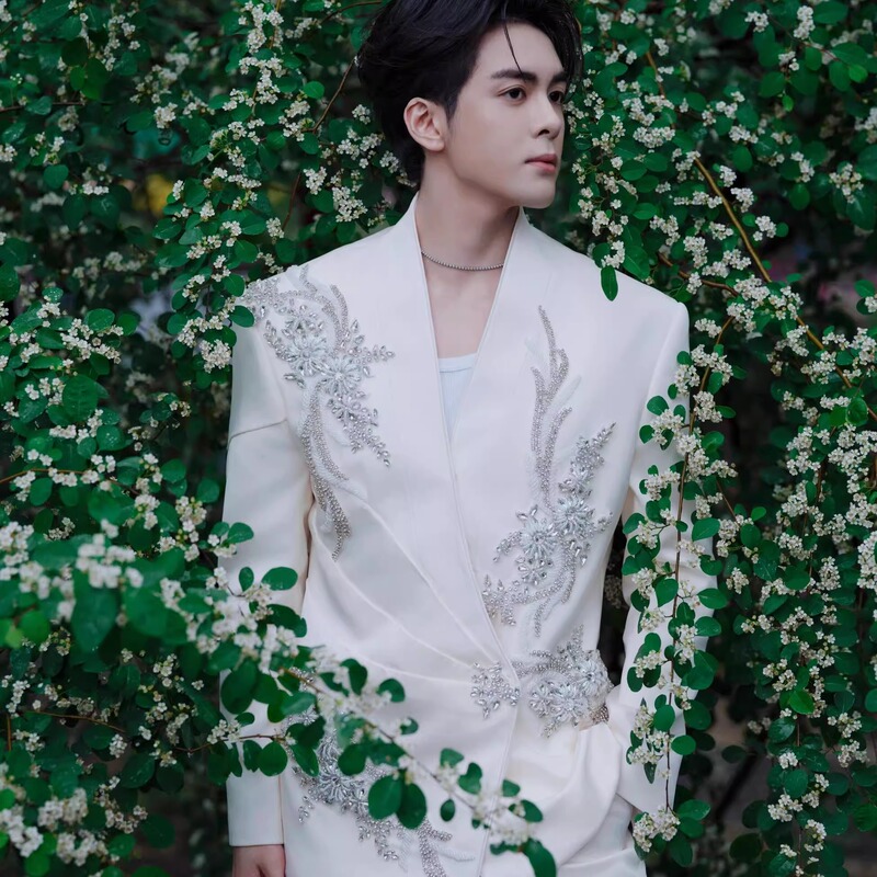 Zeng Shunxi Celebrity-Style White Suit with Heavy Diamond Embellishments, Men's High-End Casual and Elegant Shoulder-Padded Blazer