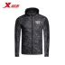 Xtep Áo thể thao nam Trench Coat Mùa thu Áo khoác nam Xu hướng thoải mái Nhẹ thoải mái Áo gió nhẹ trùm đầu Chạy