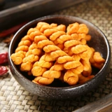 Хрустящие маленькие закуски ручной работы отдельно упакованные маленькие сумки.