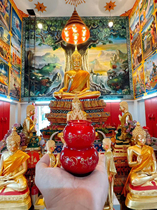 Thai men and womens treasure Kathok is on the market Wat Phra Yai nine-seal red oil lamp on October 11