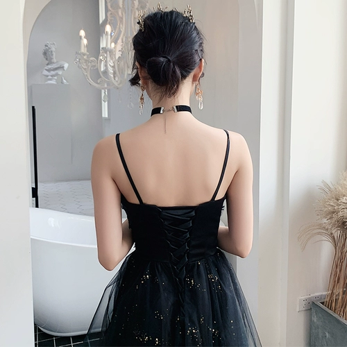 Черное небольшое элитное вечернее платье, городской стиль