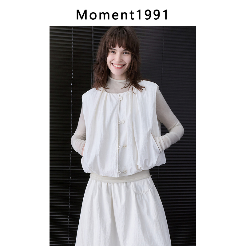 Moment Off-White Round-Neck Pleated Loose Padded Vest for Women 2026 Autumn New Style High-End Lazy Style Moment Off-White Round-Neck Pleated Loose Padded Vest for Women 2026 Autumn New Style High-End Lazy Style