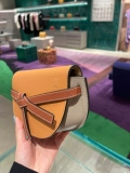 Loewe/Luo Yiwei Женская сумка двойные ворота Уваленные седловые сумки мини -треугольник лук на косо