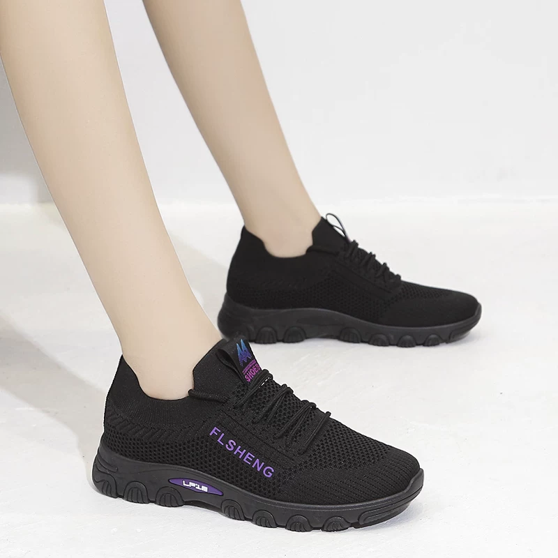 Old Beijing cloth shoes for women, black work shoes, non-slip soft-soled mesh shoes for middle-aged and elderly mothers, so your feet won’t get tired after standing for a long time.