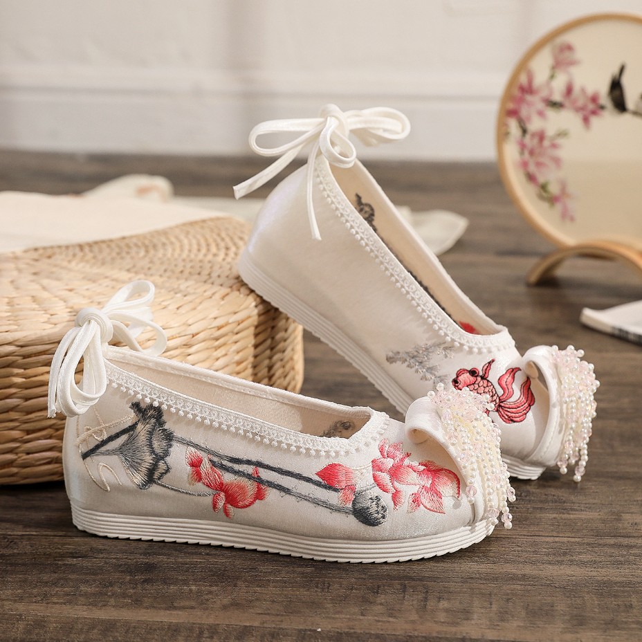 New improvement ethnic Han suit shoes female ancient wind Inner heightening of the Tang Wind string Pearl Flower Cloud Head student embroidered shoes female