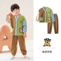 Коричневый Арчи в осенне-зимнем стиле