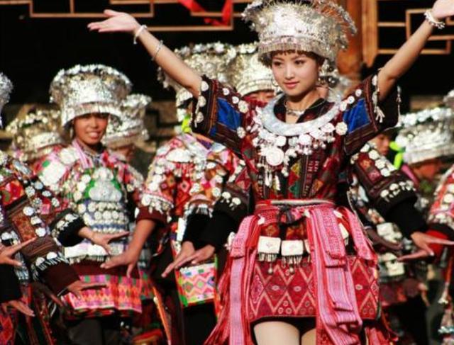 中国衣服最多的民族,传统服饰是超短裙6