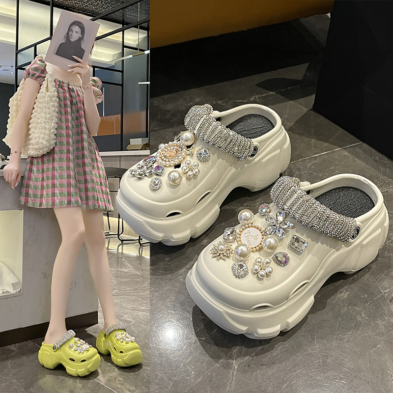 Fashionable Thick-Soled Height-Increasing Clogs for Women, Summer Outdoor Wear, 2026 New Model, Heavy-Duty Pearl and Rhinestone Beach Sandals