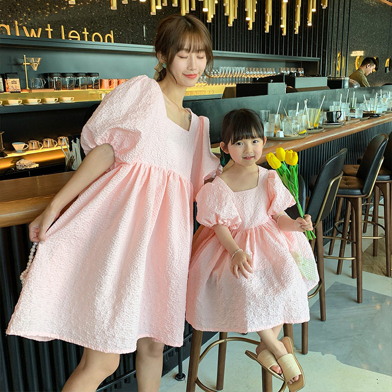 2022 new pro-sub-dress mother women's in summer medium long version of bubble sleeves little girl Korean version of the beautiful color dress