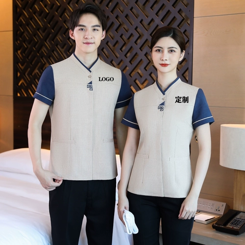 Уборка для уборки короткая -Направленная женская весна и летняя недвижимость отель гостиницы номера официант уборщика тети уборки тети