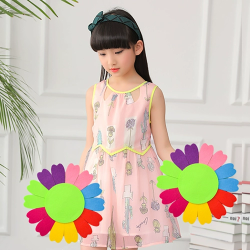 Красочный реквизит подсолнечника, спортивная встреча, церемония открытия, вход, портативный объект, представление в детском саду, рука, цветок, танец, цветок