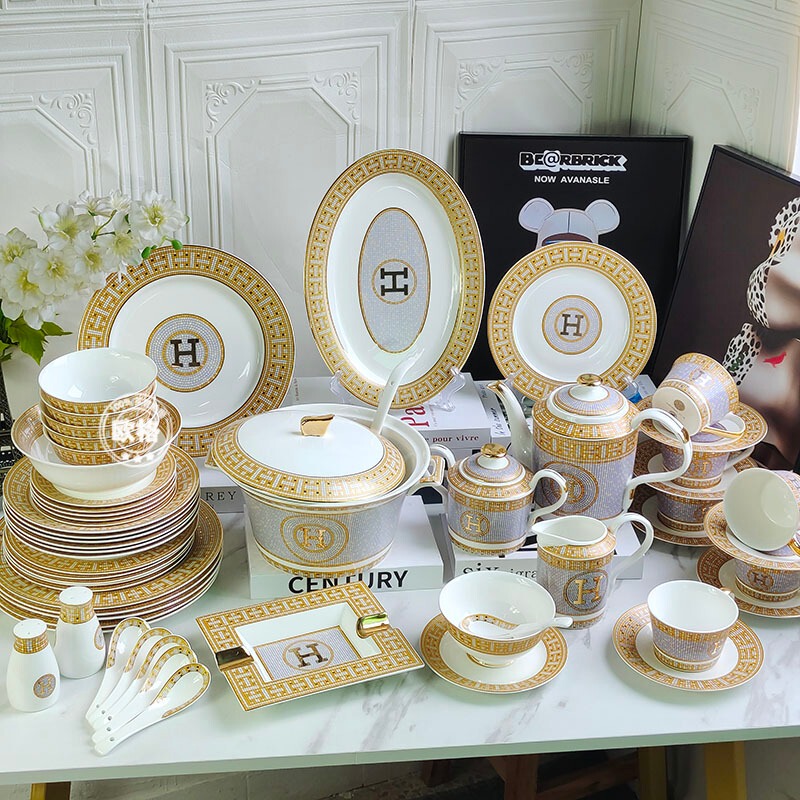 European Retro Bone China Tableware Set for Home Dining, 58 Pieces, H Standard Plates, Bowls, Spoons, Saucers, Large Soup Bowls, Cake Plates, Light Luxury European Retro Bone China Tableware Set for Home Dining, 58 Pieces, H Standard Plates, Bowls, Spoons, Saucers, Large Soup Bowls, Cake Plates, Light Luxury