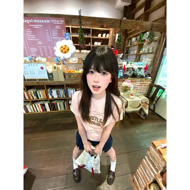 Korean-Style Girl's Pink Heart-Print Short-Sleeved T-Shirt for Women in Summer, Slim-Fitting and Unique Design, Stunning Top
