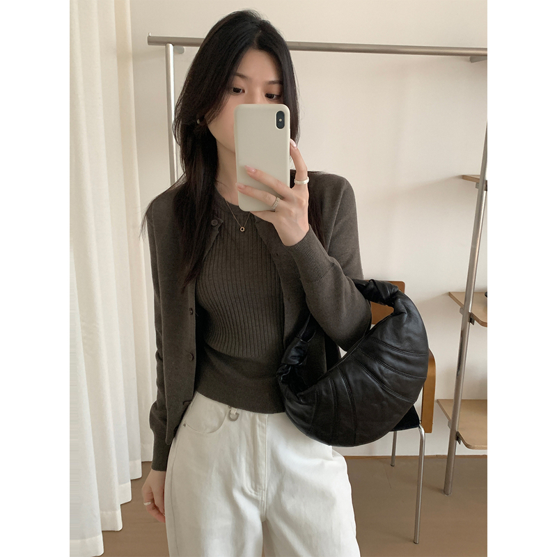 Early Autumn Korean Style Slim-Fit Round-Neck Long-Sleeve Gray Top for Women, Slimming Button-Up Ribbed Knit Sweater Set, Autumn Outfit Early Autumn Korean Style Slim-Fit Round-Neck Long-Sleeve Gray Top for Women, Slimming Button-Up Ribbed Knit Sweater Set, Autumn Outfit