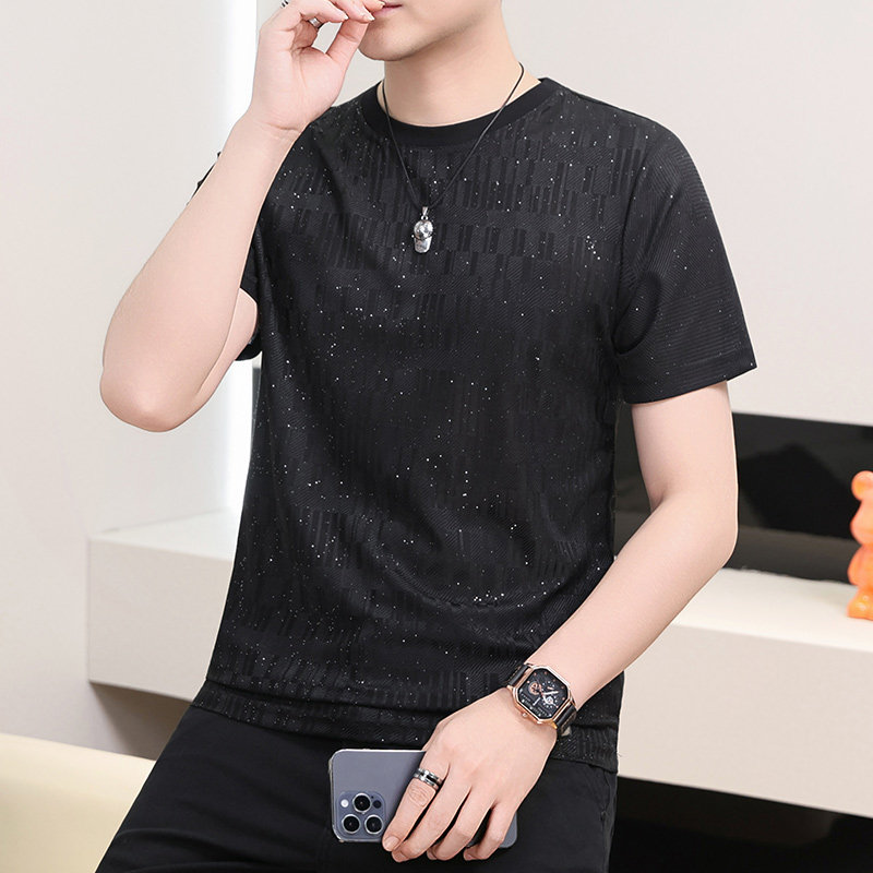 夏にぴったりの薄手で通気性に優れたジャカード織りのメンズ半袖Tシャツ。黒地にスパンコールがあしらわれ、トレンディで個性的なデザインです。