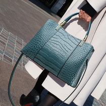 Hong Kong leather womens bag 2021 new fashion crocodile pattern shoulder messenger handbag large capacity Dai Fei bag
