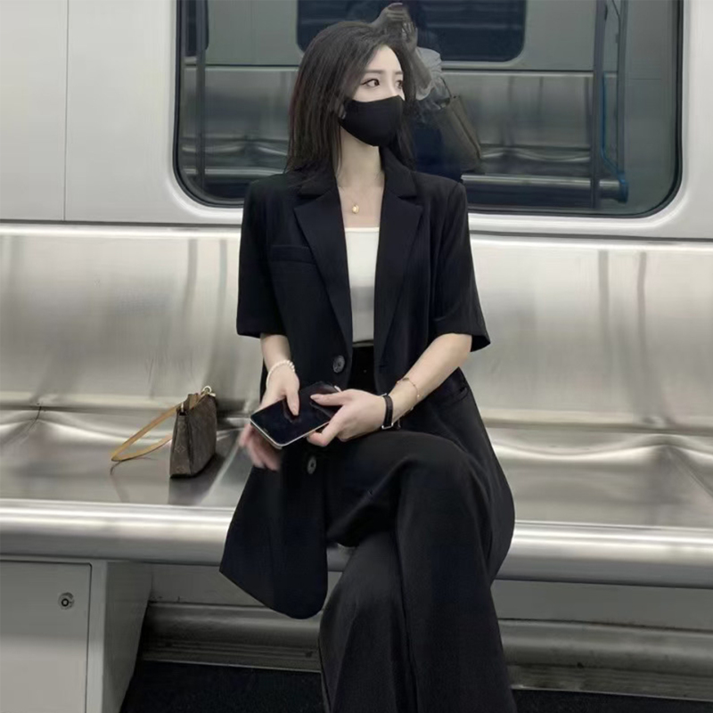 Black Short-Sleeved Blazer for Petite Women, Summer 2026, Thin Style, Trendy and Eye-Catching, Drapey Half-Sleeve Blazer
