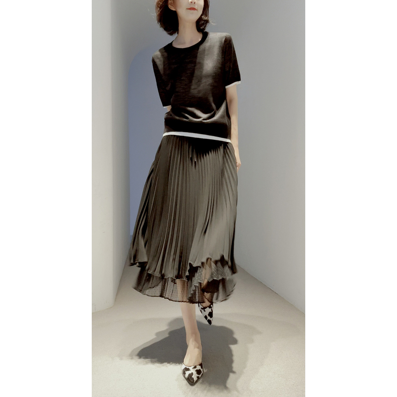 26 New ~ Fashionable and Sophisticated [Natural Linen/Textured/Black and White Contrast/Layered Edges] Versatile/Top