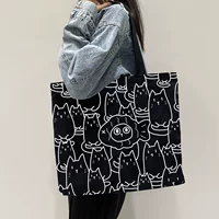 Симпатичный кот-черный