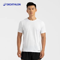 Белая футболка, черные шорты