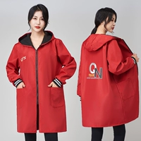 Женская модель [молния с принтом и бархат] ярко-красного цвета.