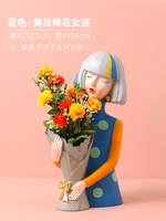 Blue-Beauty держит цветочную девушку (нежный цветок симуляции орхидей)