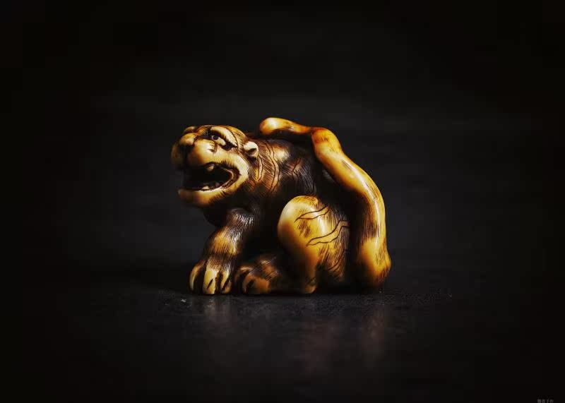 Japanese old Netsuke Japanese ancient art pendant pendant Text play handle piece Xudiin cage carving hand string