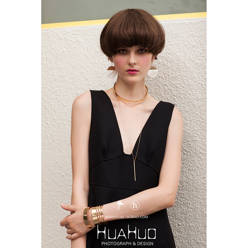 Naughty Women's Clothing Model Photo Street Shooting Outside Scene Shenzhen E-commerce Clothing Shooting Online Photo Photo Taken by European and American Wind