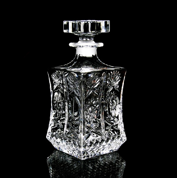 Pha lê ly rượu thủy tinh whisky thủy tinh đặt với bình hông ly thủy tinh kệ để rượu vang