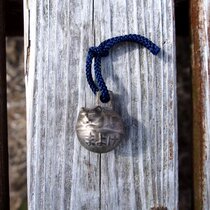 (Geese Baoshan Trading Company) Japan spell mail Cypress art zhu wu Institute customized cat bell pendant 3 color