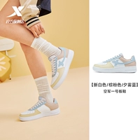 Женская модель белого/коричнево-розового/синего цвета