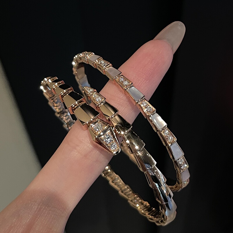 Rose Gold New Model Full Diamond White Mother-Of-Pearl Snake-Shaped Bracelet with Diamond-Studded Ends, Glossy Snake-Shaped Bangle, Fashionable and Unique for Women