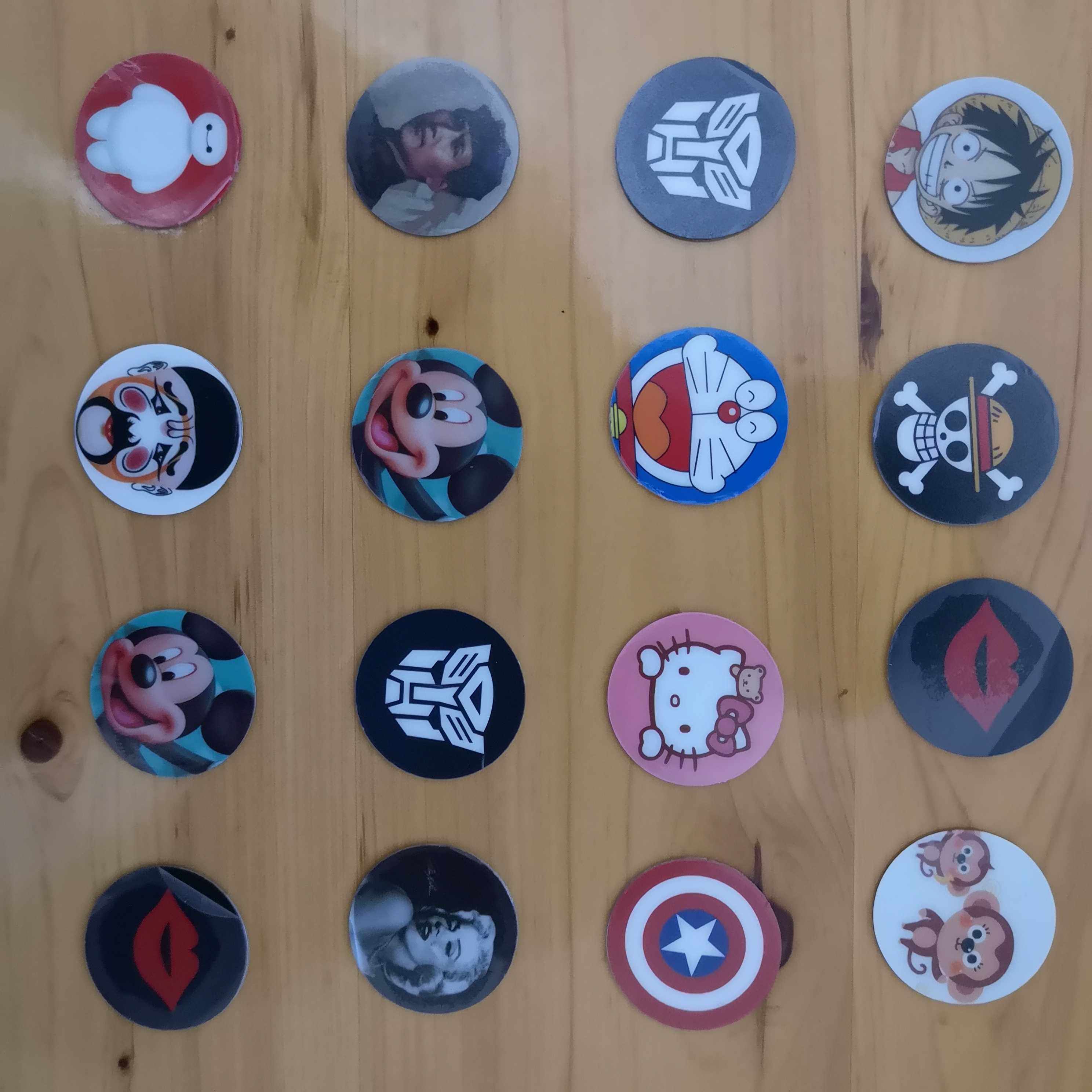 Magnetic sheet patch on-board mobile phone holder glued to the back of the cell phone magnetic attraction patch creative pattern Citation magnetic sheet