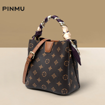 Bucket bag womens new bag womens 2021 autumn fashion wild mother middle-aged portable shoulder shoulder bag bag
