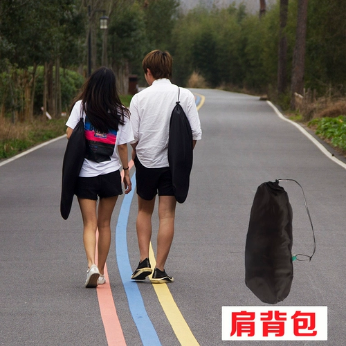 Два человека встряхивают холст детский анти -спящий гамак