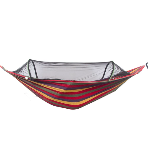 Два человека встряхивают холст детский анти -спящий гамак