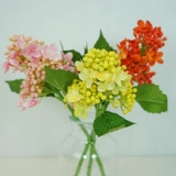 Маленькая свежая и простая симуляция Цветок Dingxiang Hydrangea Flort Fruit рука держит маленький цветочный пакет кофейный столик